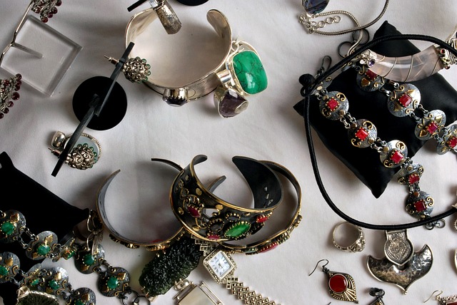 Bring in Estate Jewelry Scottsdale residents to sell or pawn